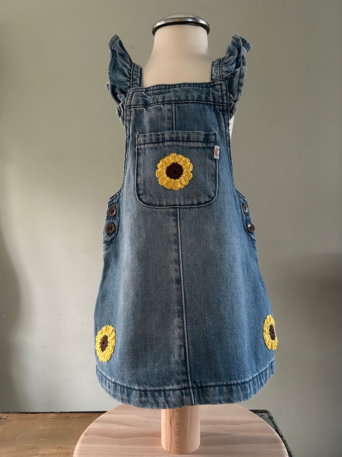 Baby overgooier denim, met zonnebloemetjes