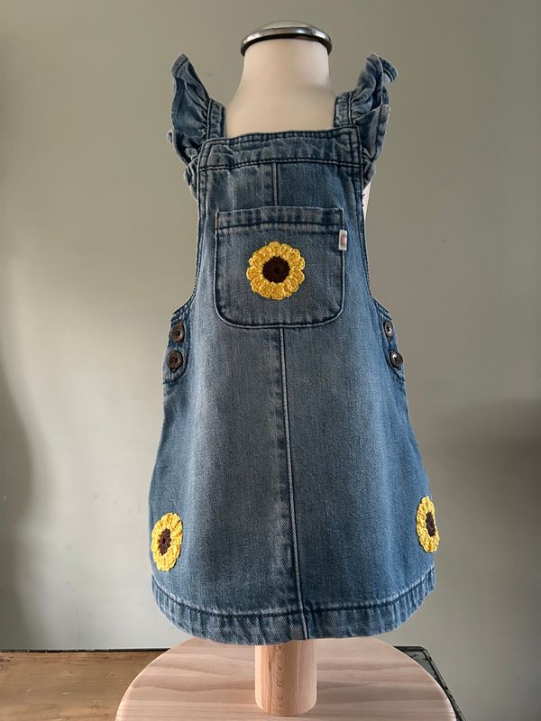 Baby overgooier denim, met zonnebloemetjes. Mt 86