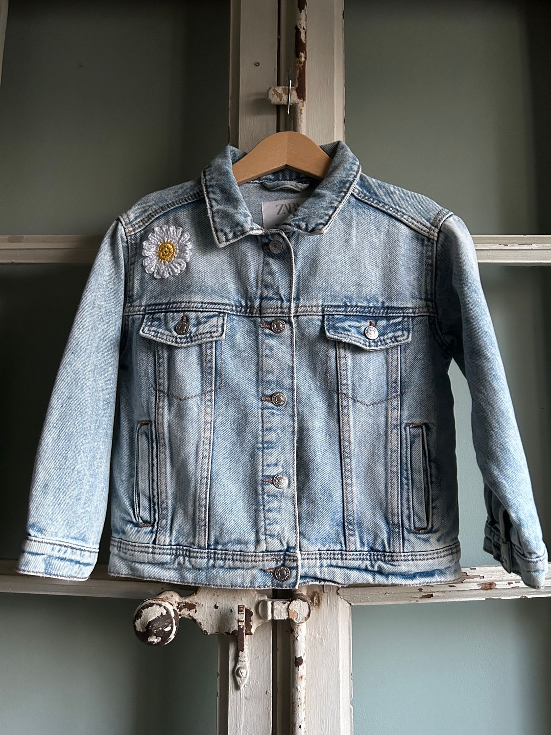 Spijkerjack meisje, denim (lichtblauw), met gehaakt margrietje op de schouder en rozet op de rug