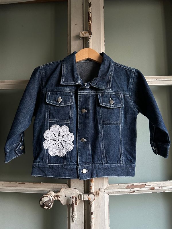 Spijkerjack meisje, denim (donkerblauw), met gehaakte rozet op de voor- en achterkant. Mt 98/104