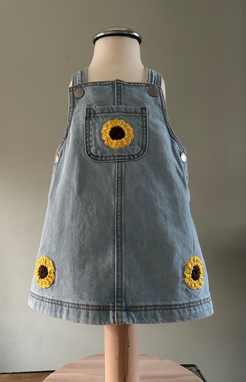 Baby overgooier denim (licht blauw), met zonnebloemetjes