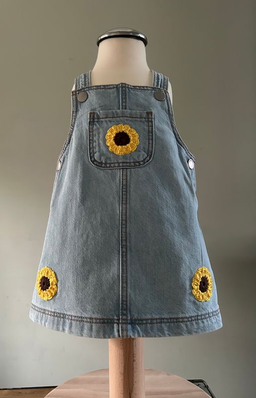 Baby overgooier denim (licht blauw), met zonnebloemetjes