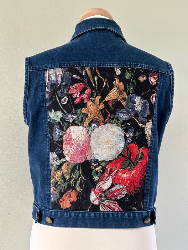 Mouwloos spijkerjack met gobelin paneel boeket bloemen