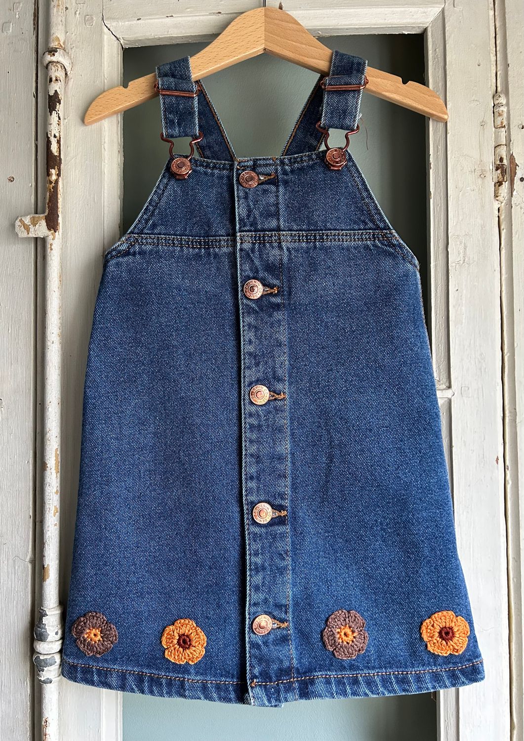 Kinder overgooier denim, met gehaakte bloemetjes oranje en bruin