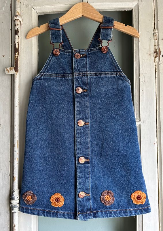 Kinder overgooier denim, met gehaakte bloemetjes oranje en bruin