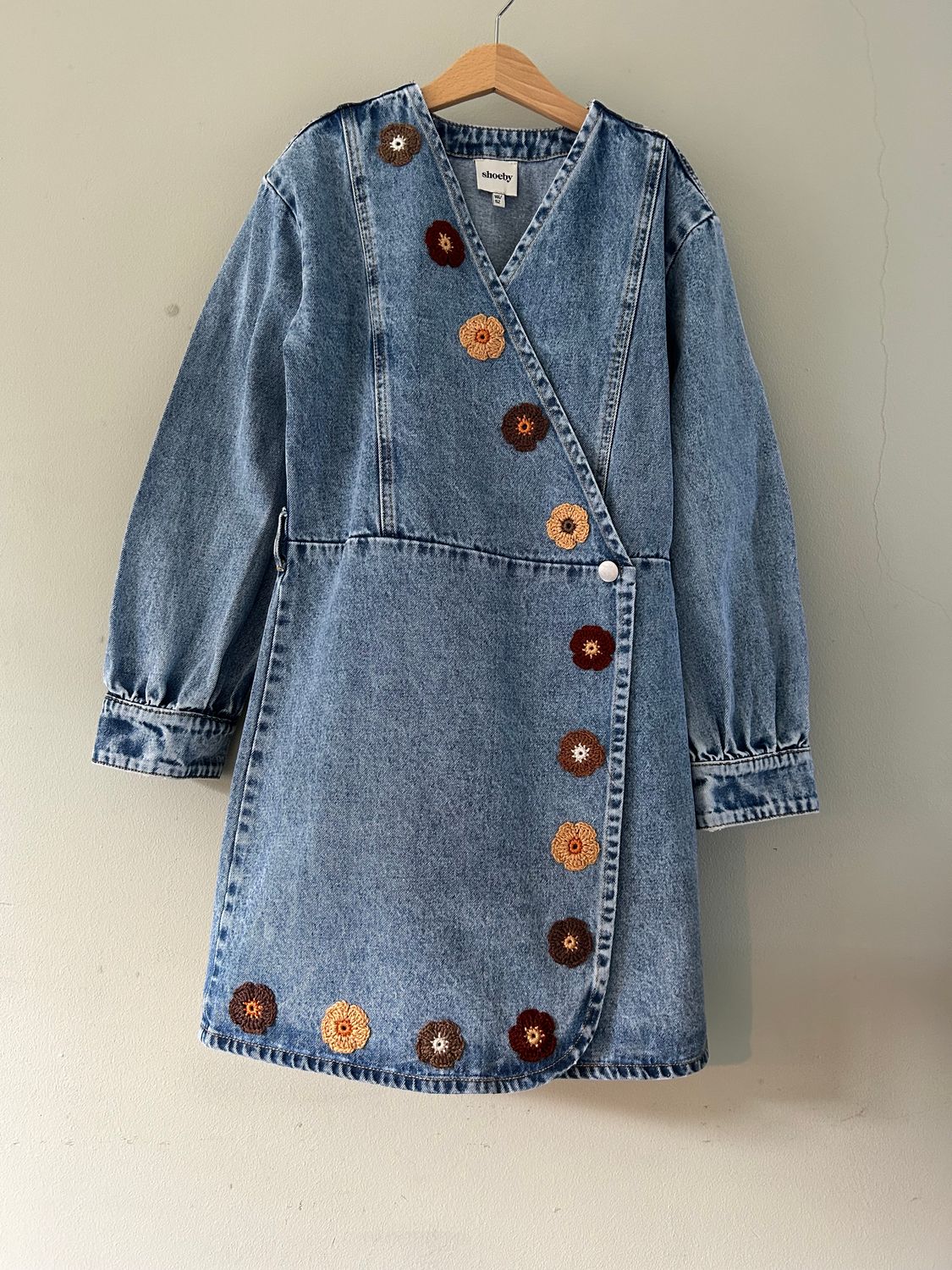 Meisjes overslagjurkje denim, met gehaakte bloemetjes oranje en bruin tinten