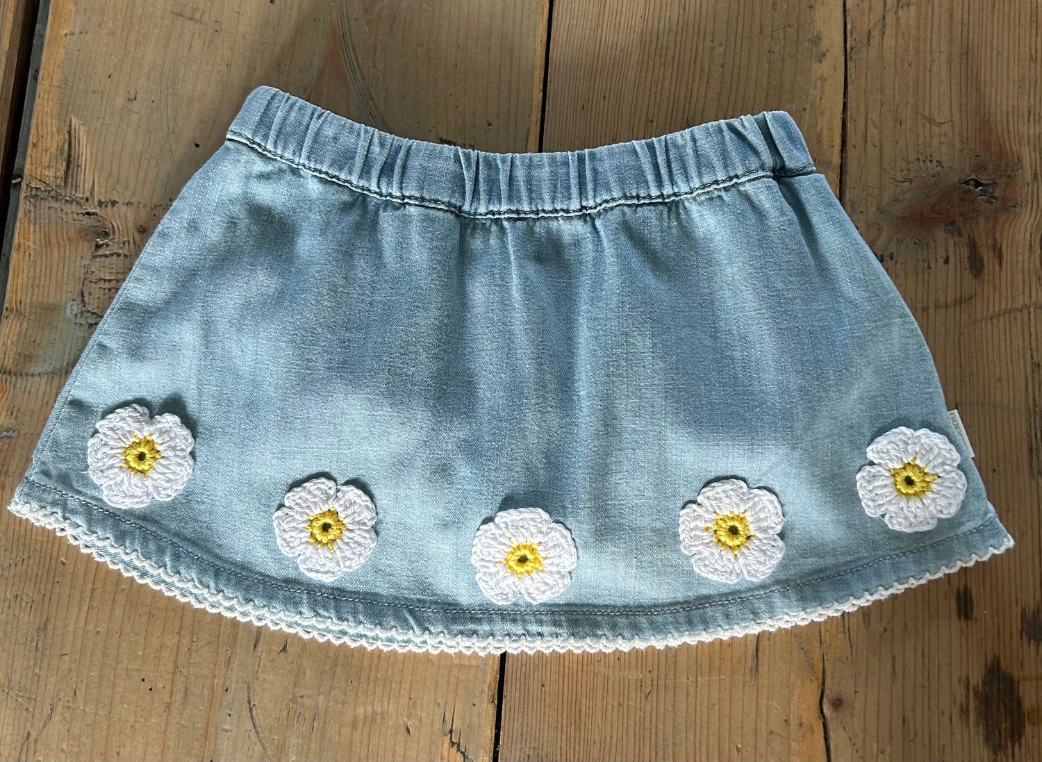 Baby rokje/broekje met gehaakte madeliefjes
