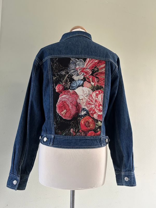 Spijkerjack met gobelin paneel bloemen, geïnspireerd op het bekende schilderij