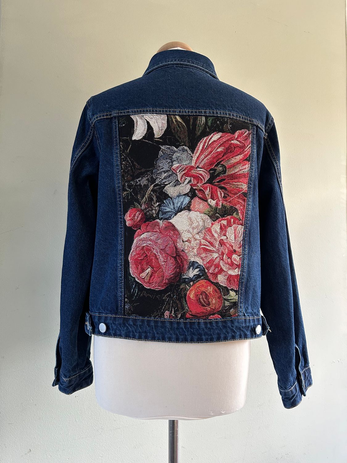 Spijkerjack met gobelin paneel bloemen, geïnspireerd op het bekende schilderij ‘stilleven met bloemen‘. Mt L / 42/44