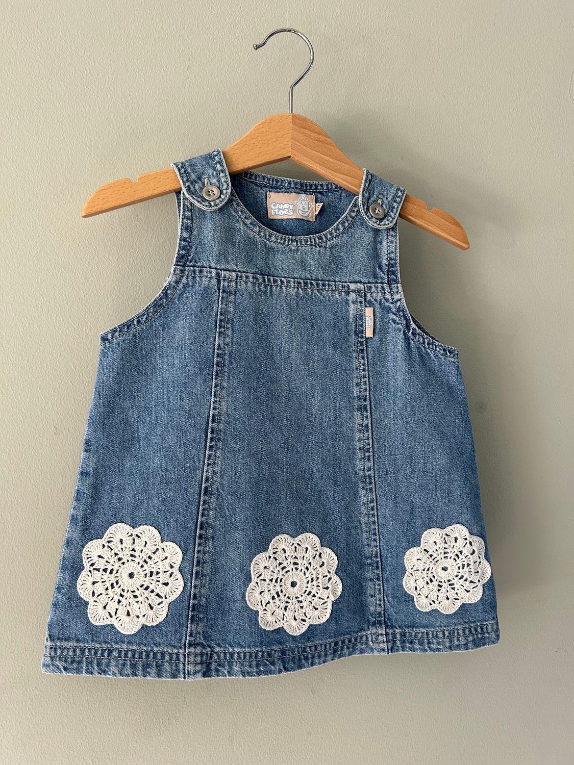 Baby overgooier denim, met gehaakte rozetten. Mt 74