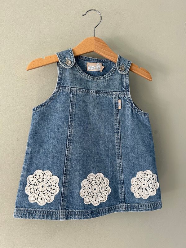 Baby overgooier denim, met gehaakte rozetten. Mt 74