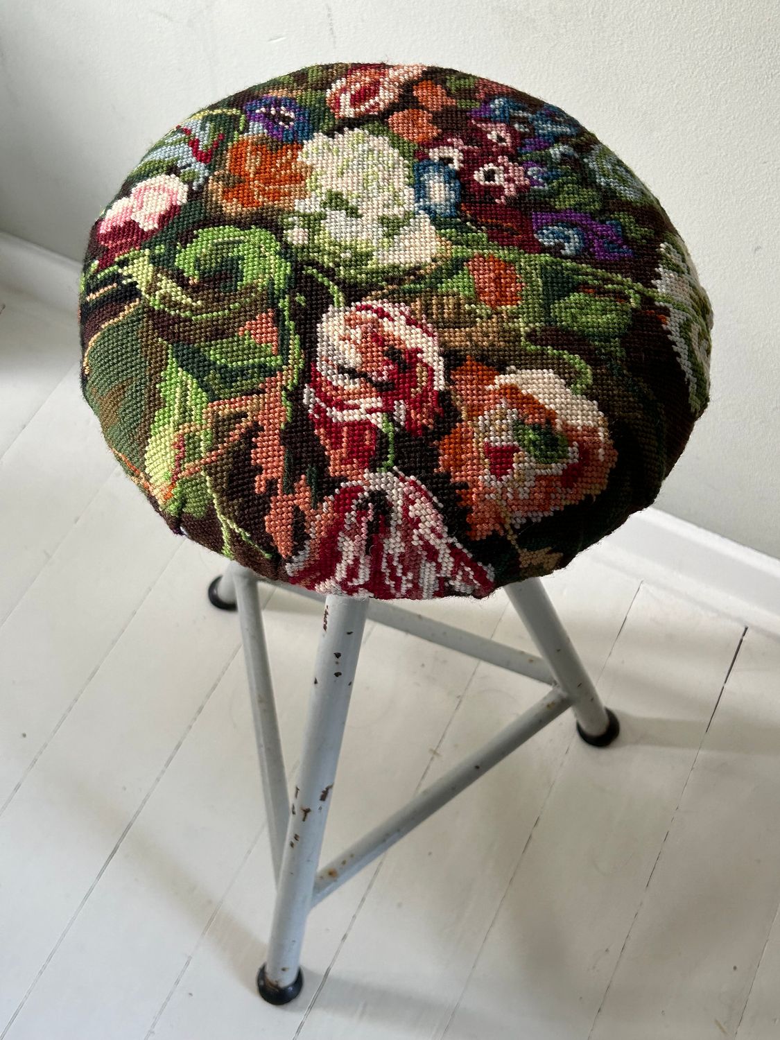 Draaikruk met borduurwerk boeket bloemen (wol)