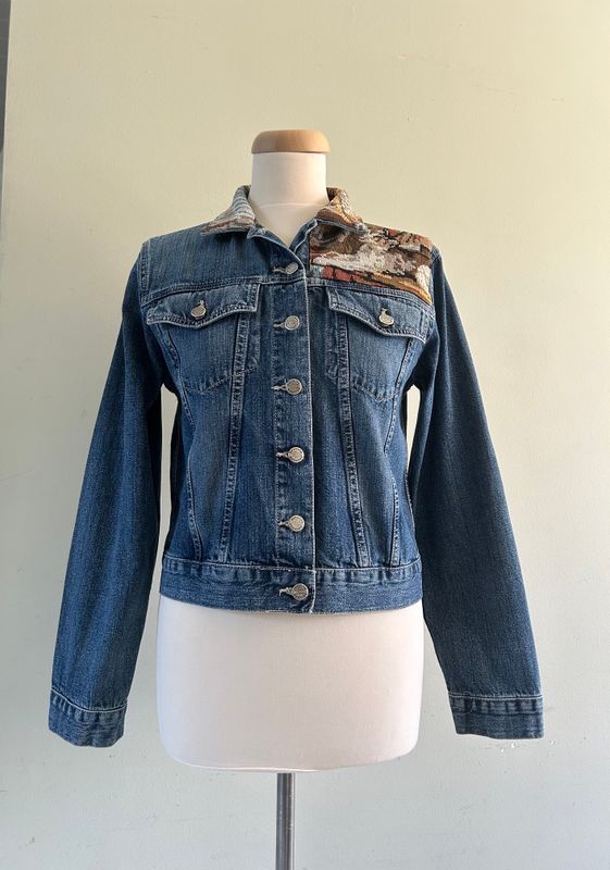 Spijkerjack met borduurwerk de handwerkster (en poes)