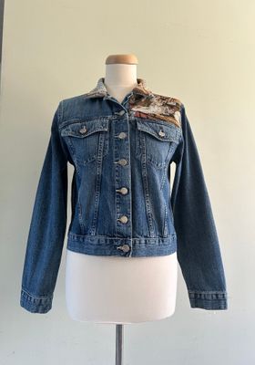 Spijkerjack met borduurwerk de handwerkster (en poes)