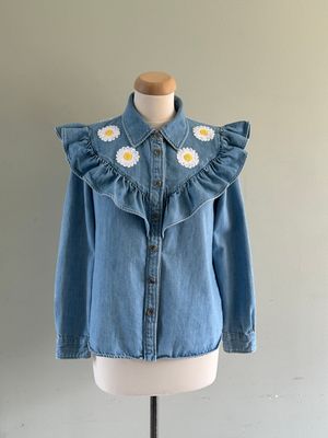 Dames blouse met roezelrand en gehaakte margrietjes. Mt M, 38/40