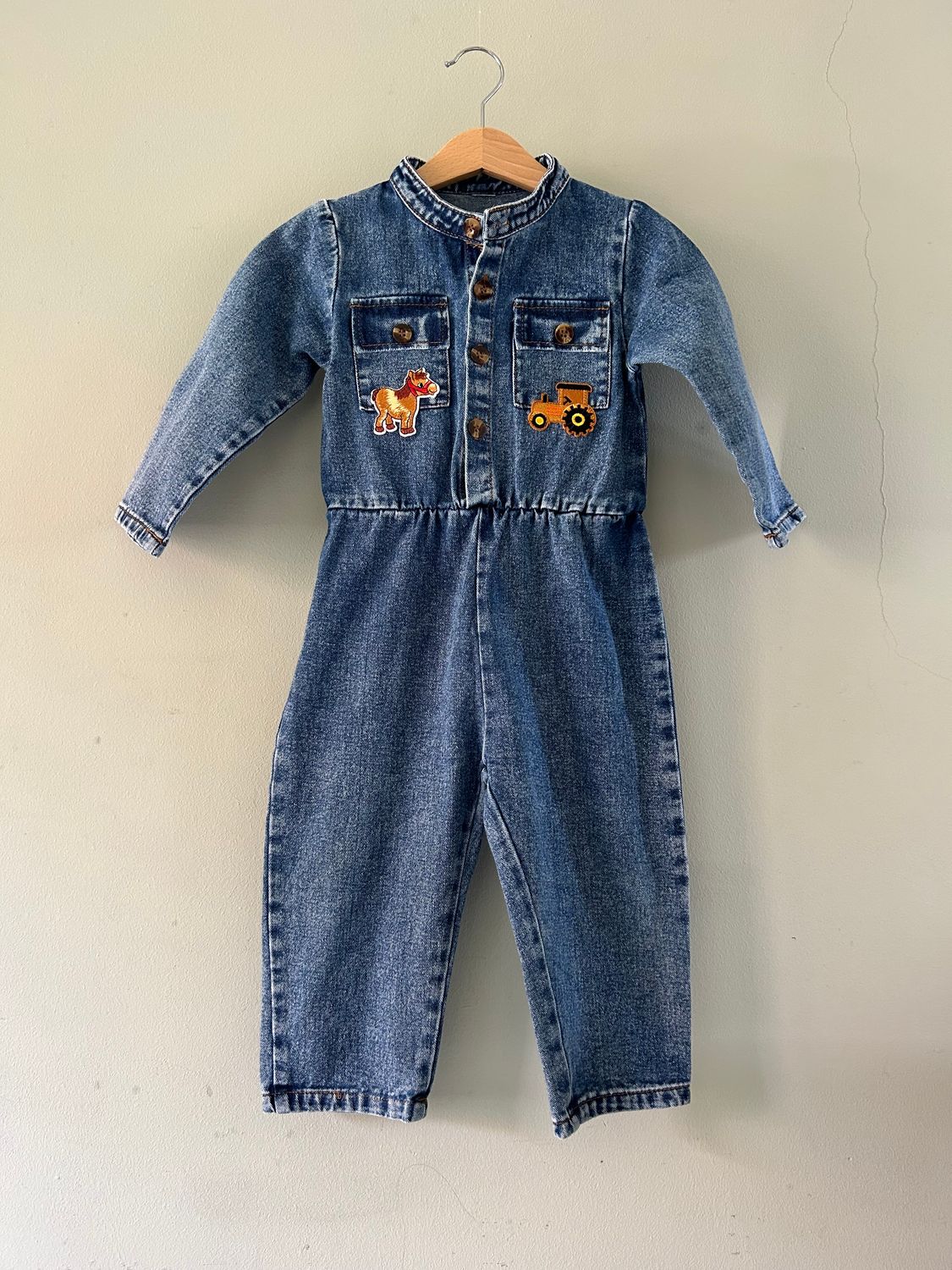 Kinder overalletje denim, met geborduurde applicaties tractor en pony. Mt 104