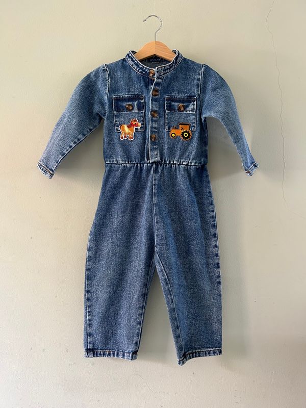 Kinder overalletje denim, met geborduurde applicaties tractor en pony. Mt 104