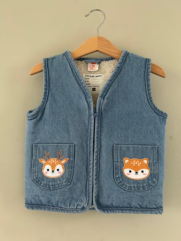 Baby gilet lichtblauw denim, met applicaties vos en hertje. Binnenkant teddy. Mt 86
