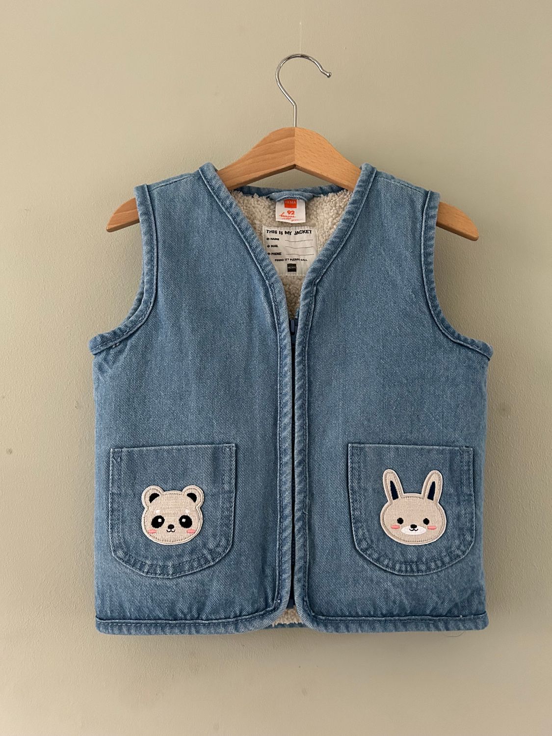 Baby gilet lichtblauw denim, met applicaties konijntje en pandabeertje (lichtgrijs). Binnenkant teddy. Mt92