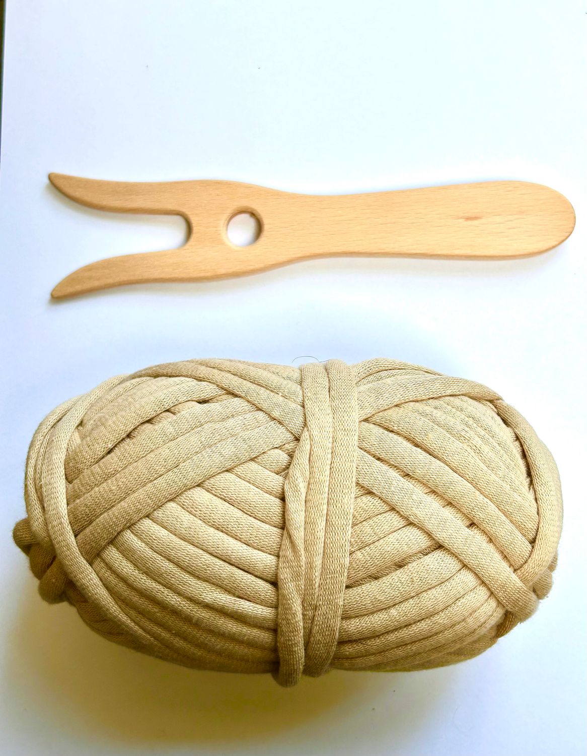 Breivork - met bol beige elastisch garen