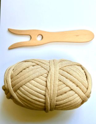 Breivork - met bol beige elastisch garen