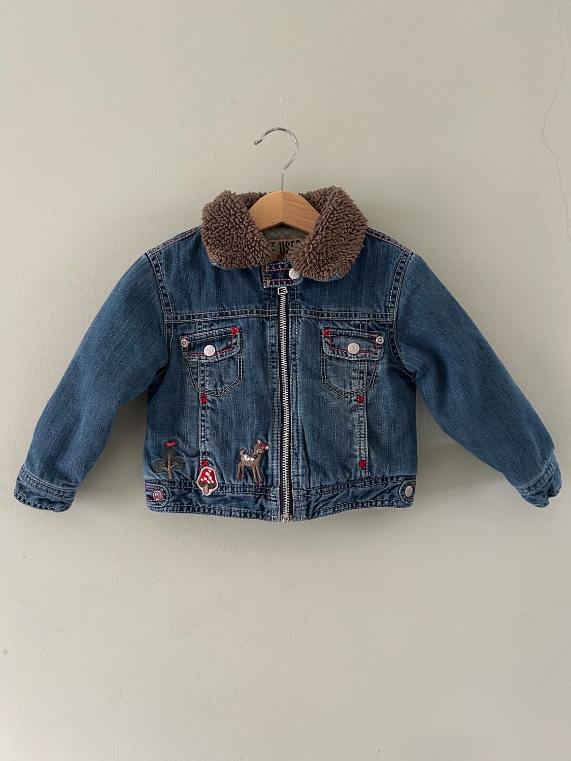 Baby spijkerjasje met gehaakte rozetten. Mt86