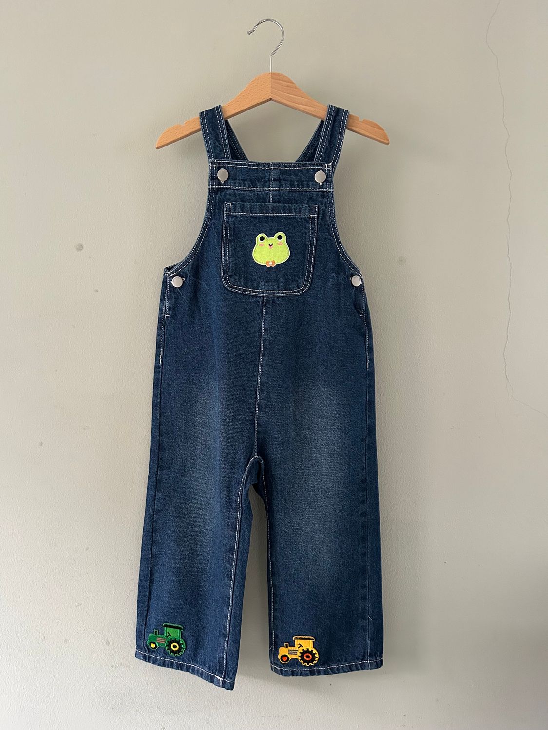 Tuinbroekje met applicatie kikker en tractors, mt98