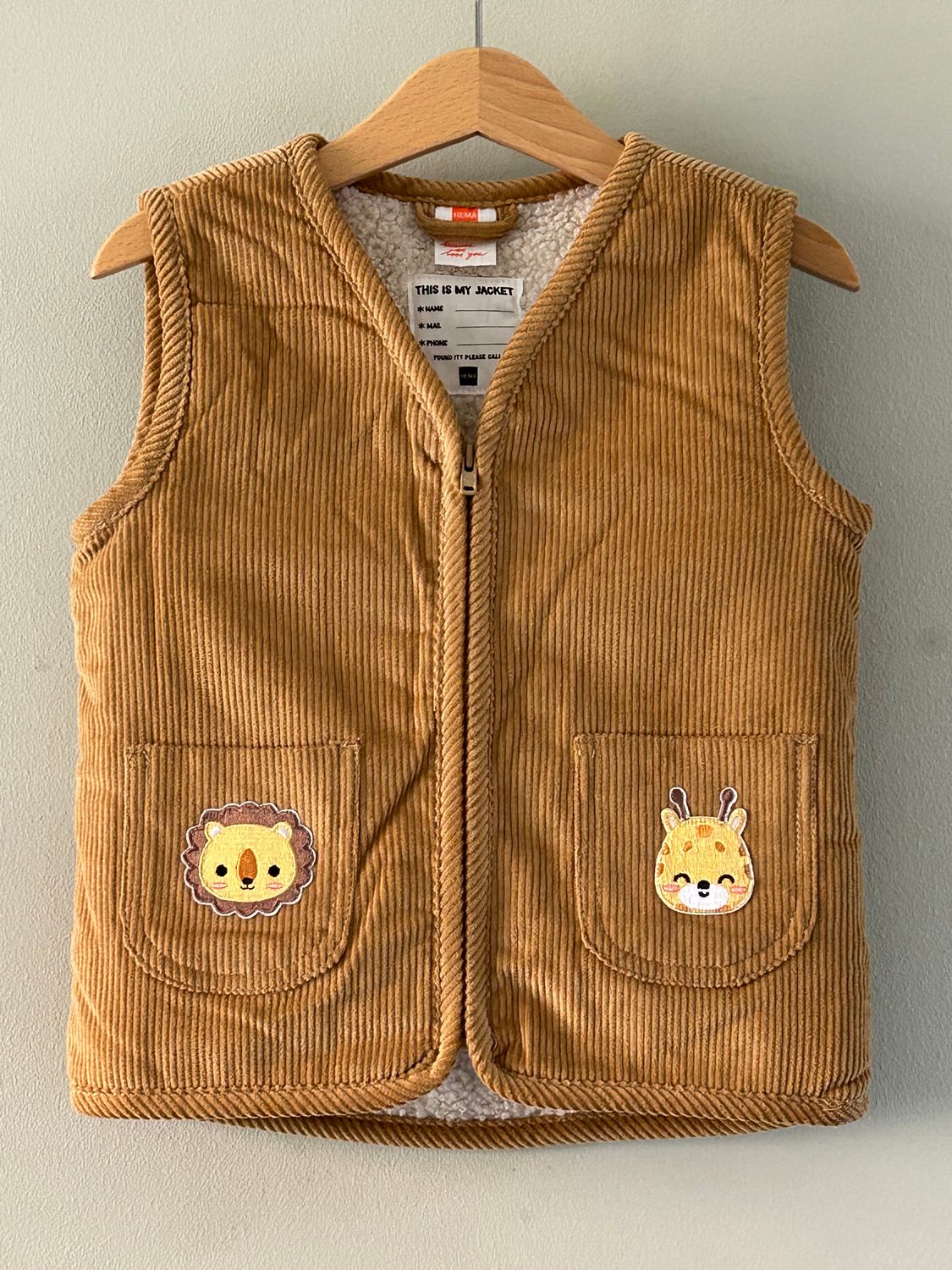 Baby gilet bruin ribfluweel met applicaties giraffe en leeuwtje. Binnenkant teddy. Mt98