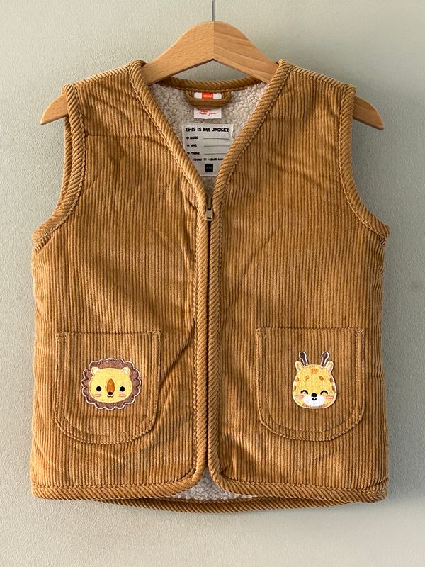 Baby gilet bruin ribfluweel met applicaties giraffe en leeuwtje. Binnenkant teddy. Mt98
