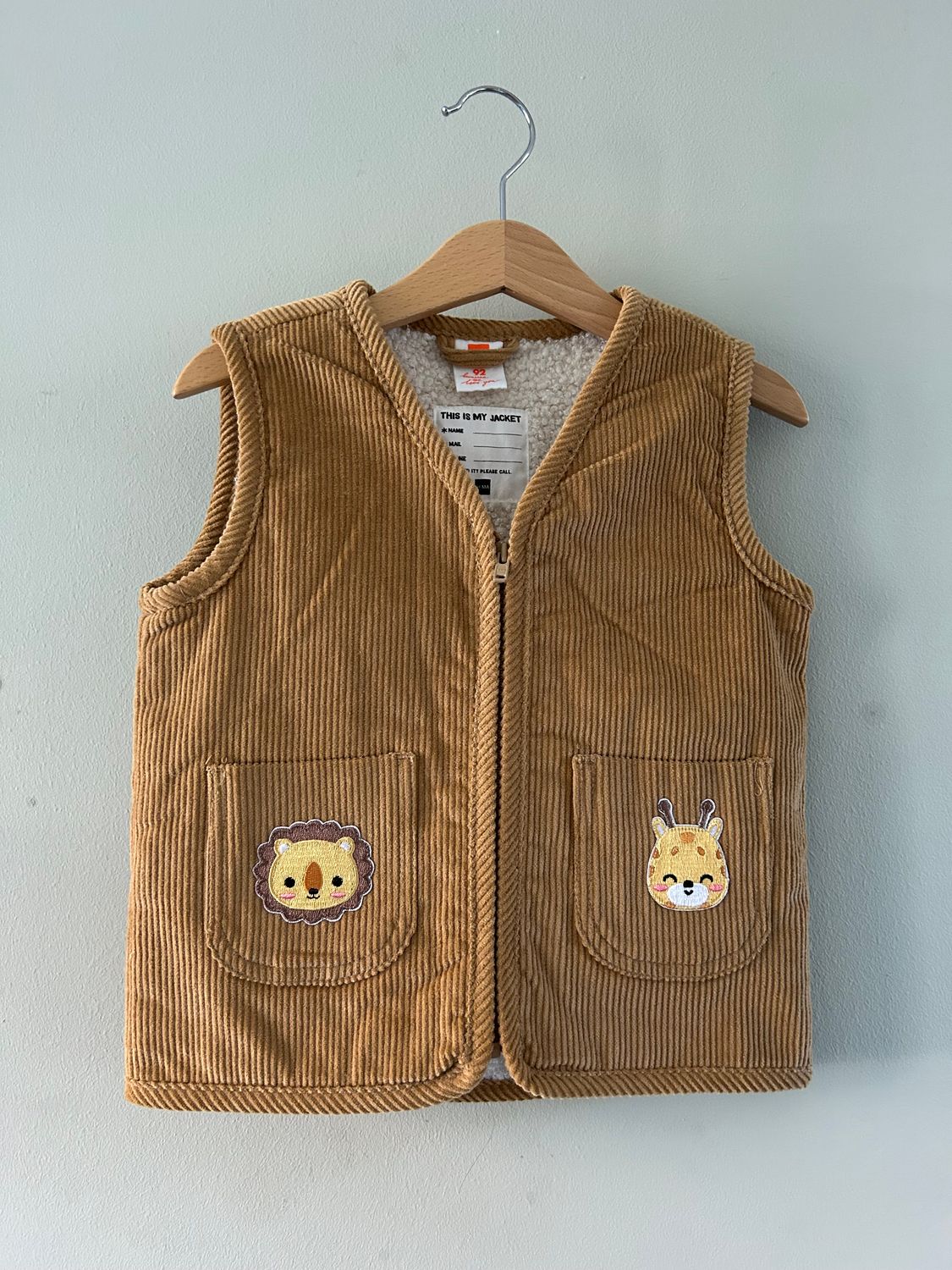 Baby gilet bruin ribfluweel met applicaties giraffe en leeuwtje. Binnenkant teddy. Mt92