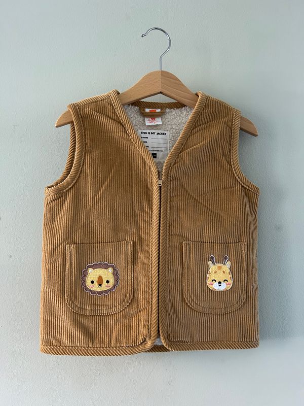 Baby gilet bruin ribfluweel met applicaties giraffe en leeuwtje. Binnenkant teddy. Mt92