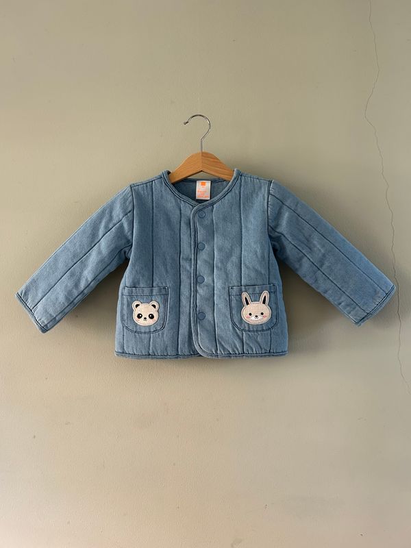 Baby spijkerjasje met applicaties konijntje en pandaatje. Mt80