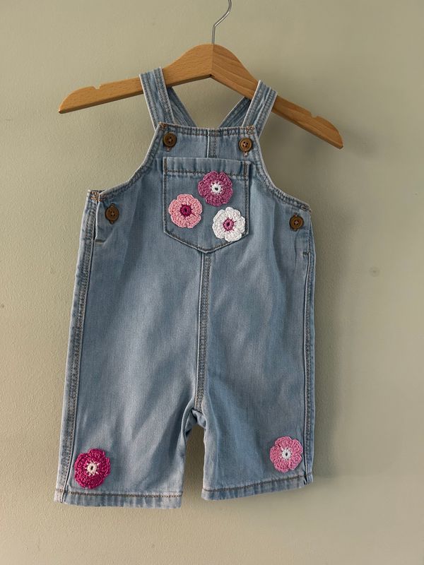 Baby tuinbroekje met gehaakte bloemetjes (rose/wit) mt68