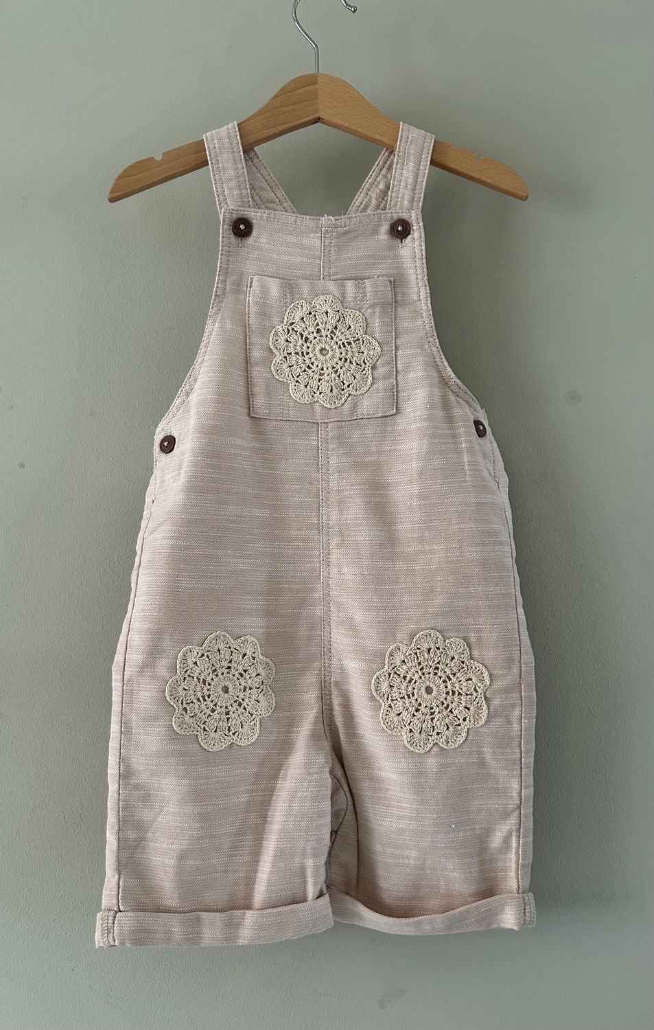 Baby tuinbroekje (kort model) met gehaakte rozetten mt98