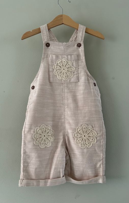Baby tuinbroekje (kort model) met gehaakte rozetten mt98