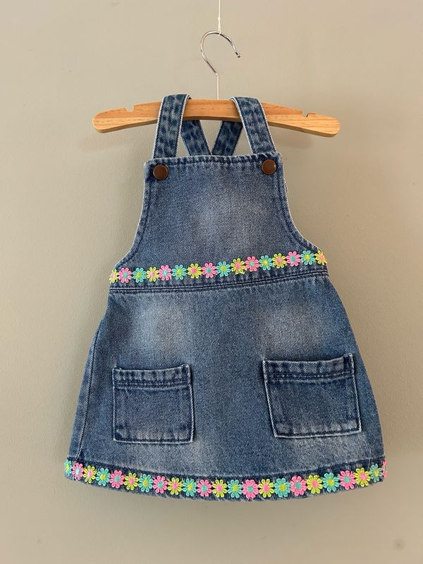 Overgooiertje tuin-model van soepele spijkerstof met bloemenrandjes, maat 74