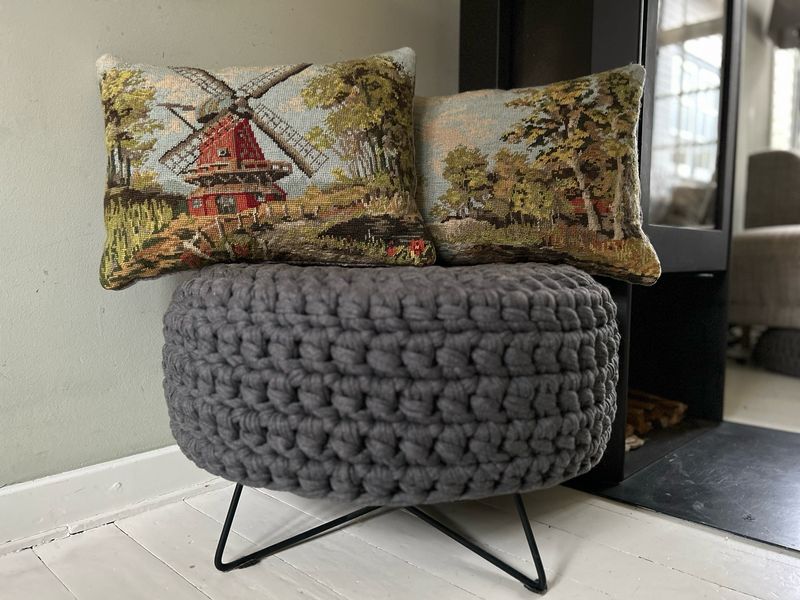 Kussen-SET (2) molen bij het water en bos, geborduurd