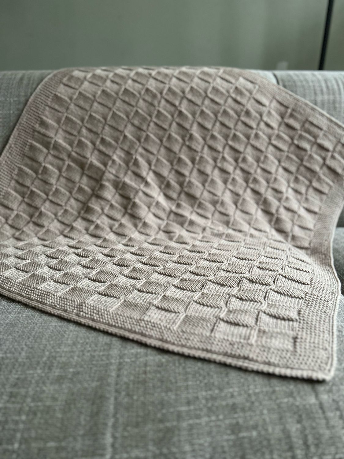 Babydekentje Plaid, gebreid in blokjesmotief. 100% merinowol superwash, Handwerk, nieuw. Taupekleur