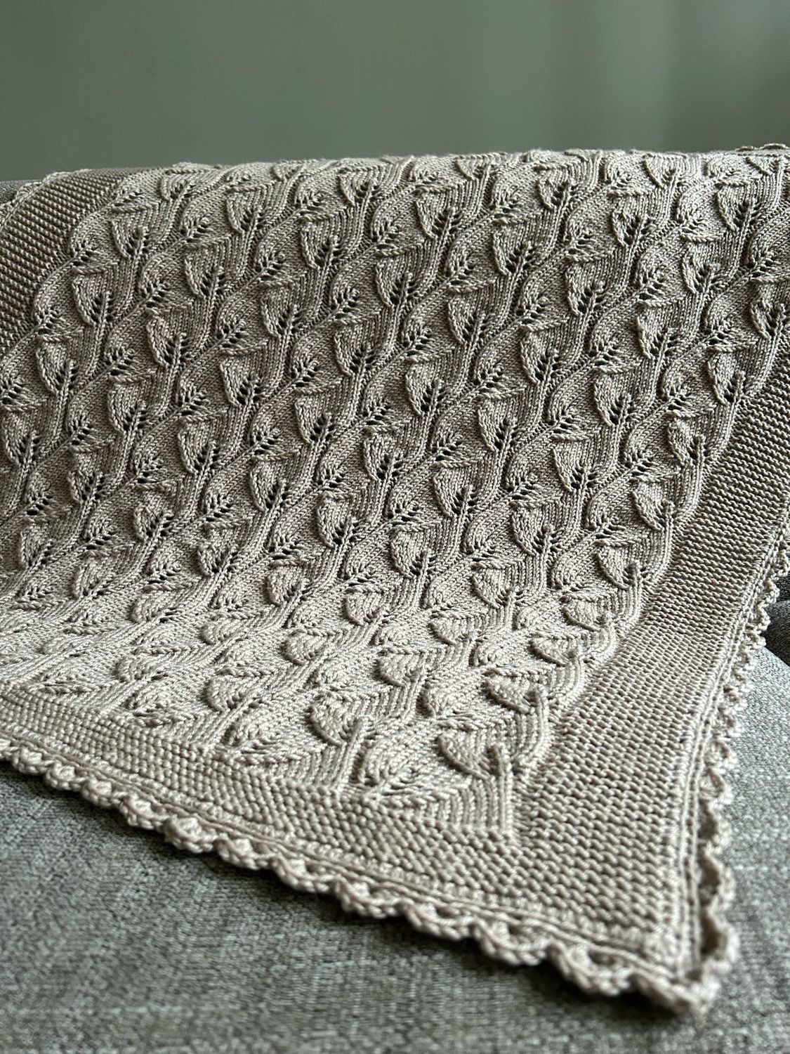 Babydekentje Plaid, gebreid in ajour blaadjesmotief. 100% merinowol superwash. Handwerk, nieuw. Taupekleur