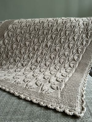 Babydekentje Plaid, gebreid in ajour blaadjesmotief. 100% merinowol superwash. Handwerk, nieuw. Taupekleur