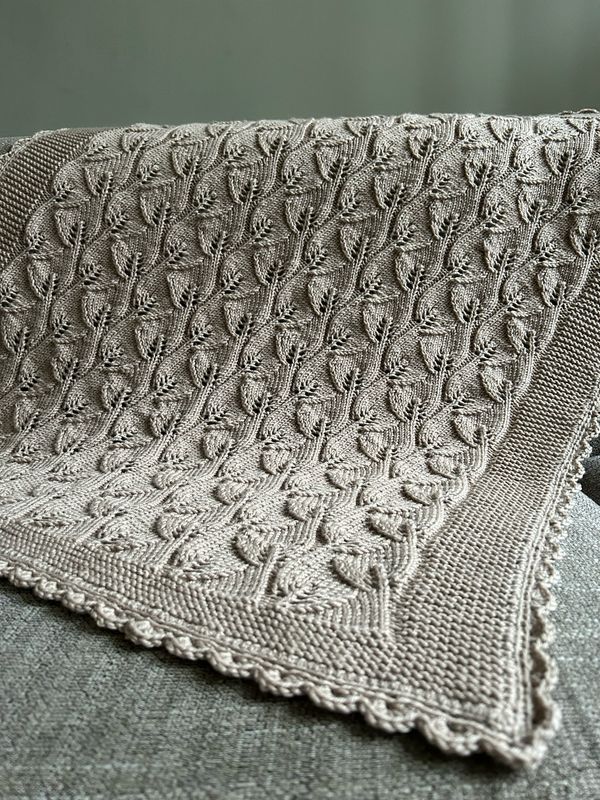 Babydekentje Plaid, gebreid in ajour blaadjesmotief. 100% merinowol superwash. Handwerk, nieuw. Taupekleur