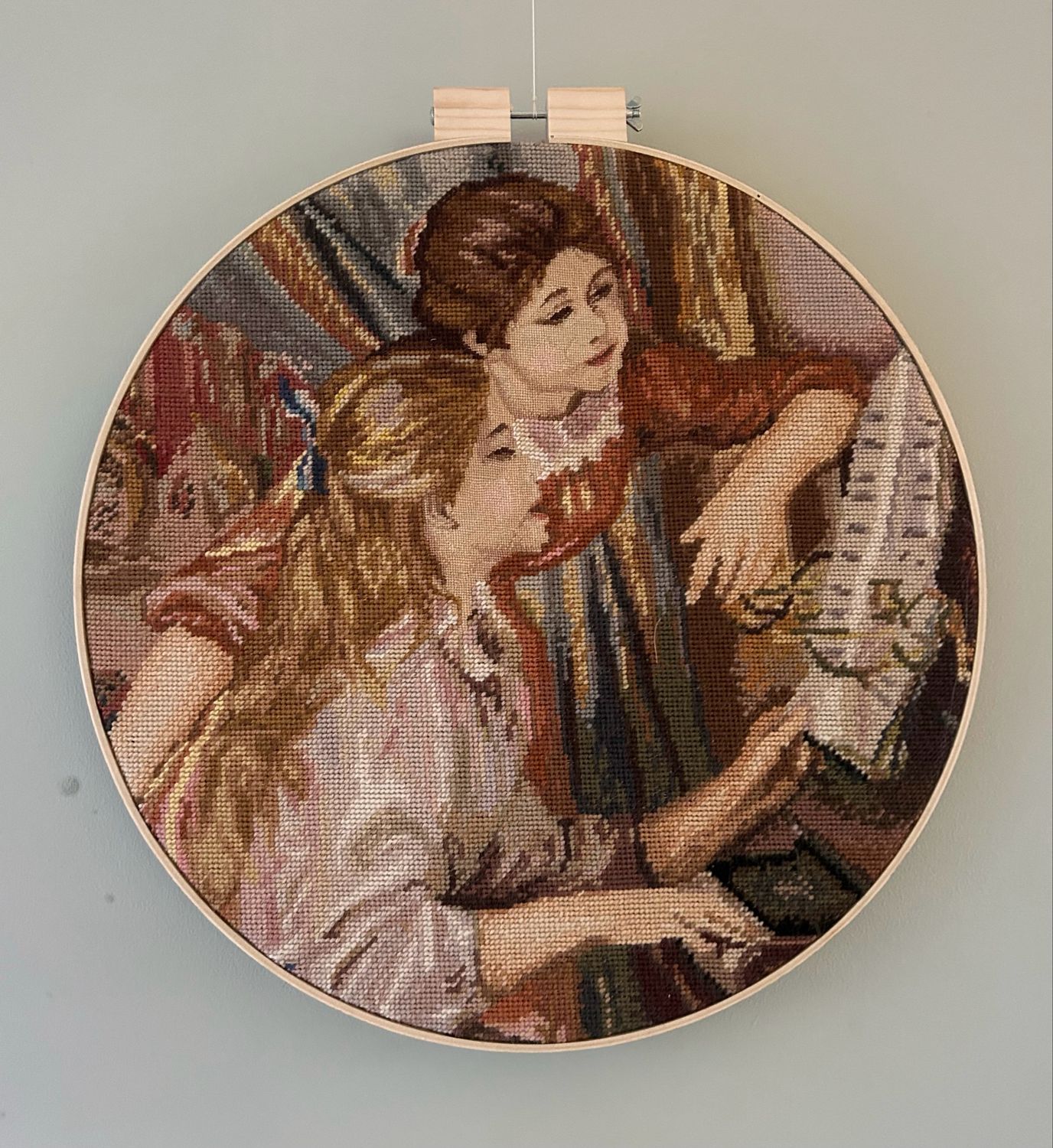 Renoir, meisjes aan de piano, borduurwerk in deco-ring