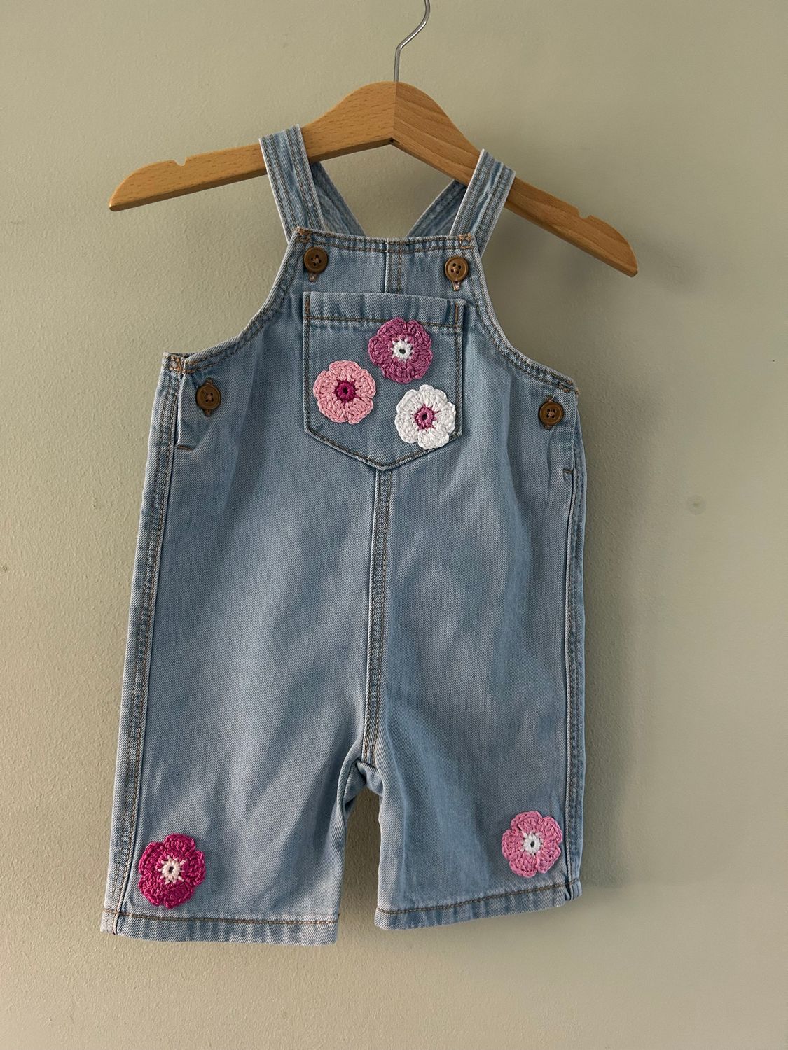 Baby tuinbroekje met gehaakte bloemetjes (rose/wit) mt68