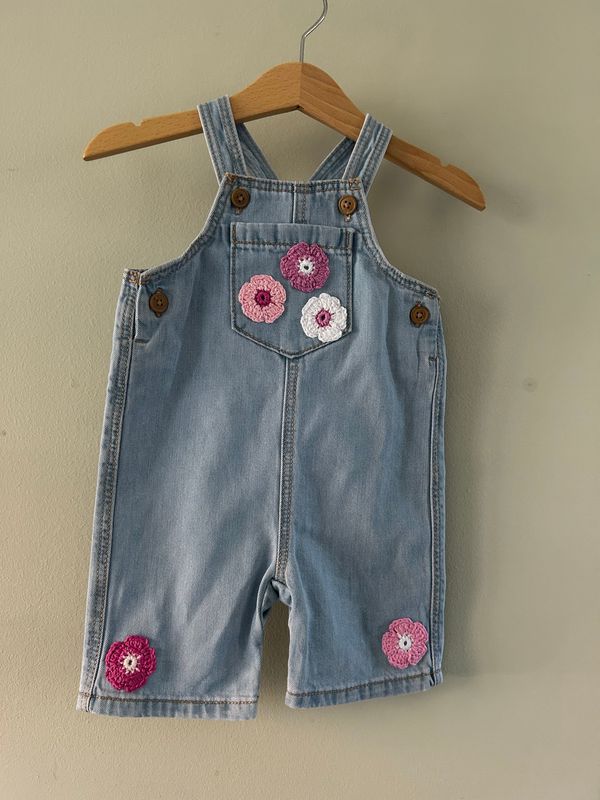 Baby tuinbroekje met gehaakte bloemetjes (rose/wit) mt68