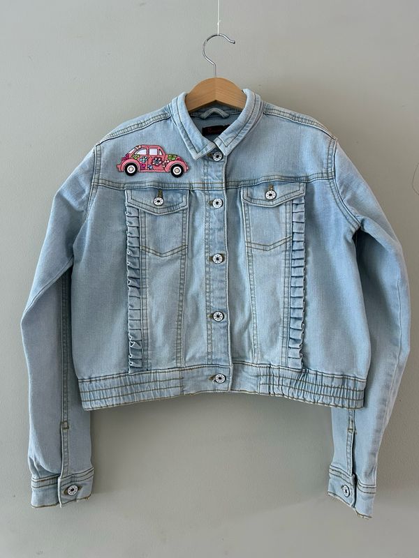 Kinder spijkerjackje met applicaties retro-kever en ‘love’ mt 164/170