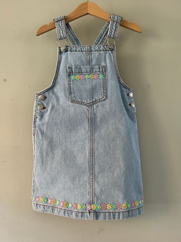 Overgooiertje tuin-model van soepele lichte spijkerstof met bloemenrandjes, maat 110/116