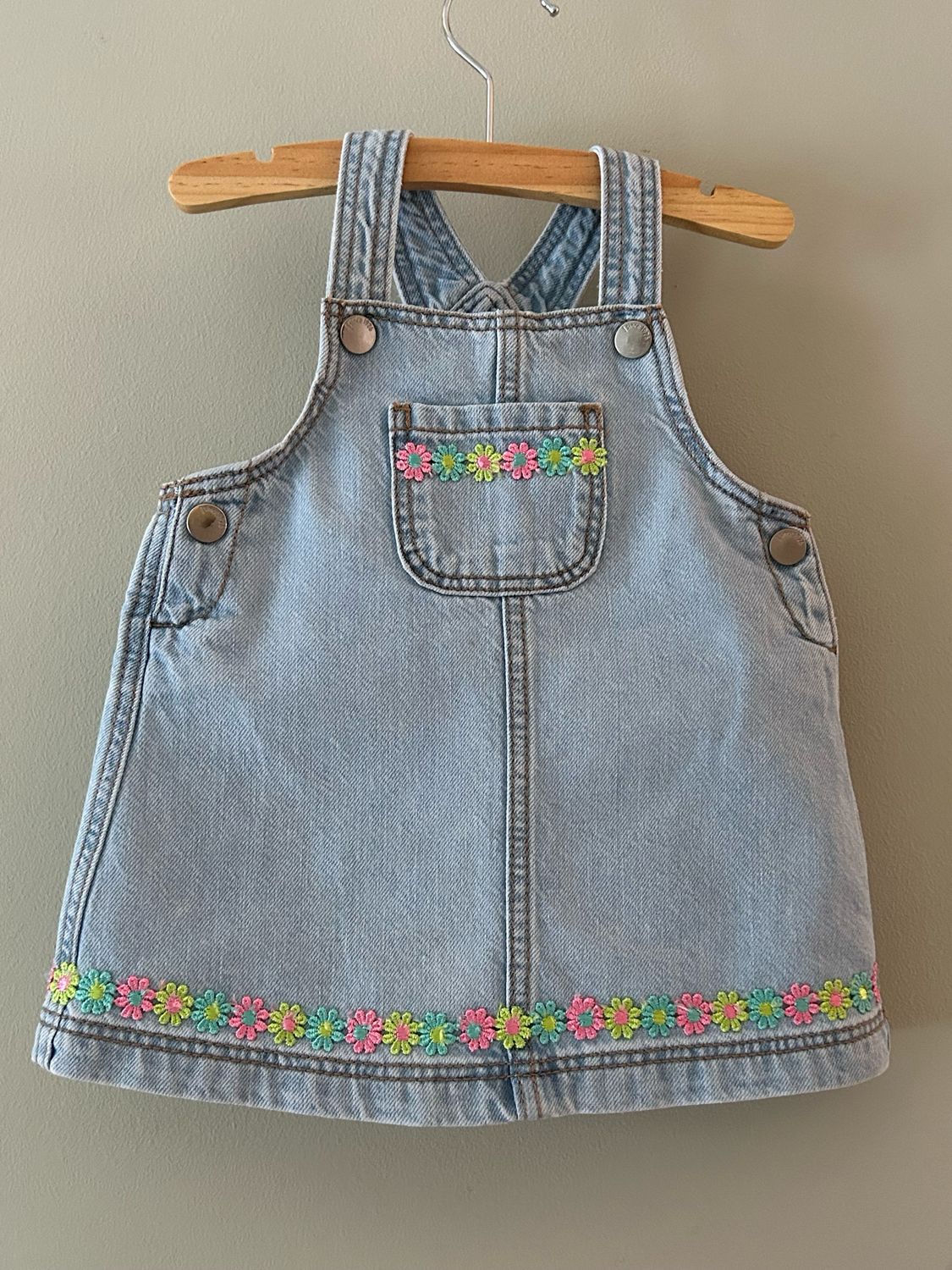 Overgooiertje tuin-model van soepele lichte spijkerstof met bloemenrandjes, maat 74