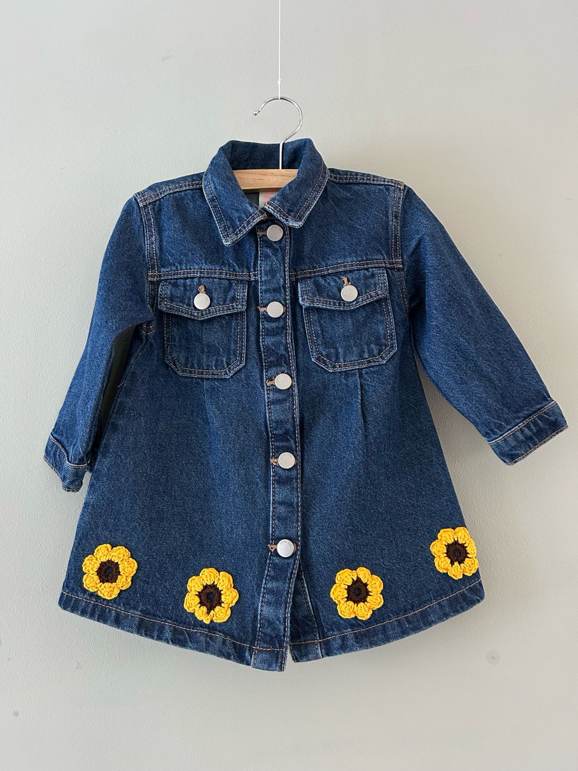 Jurkje A-model van donkere spijkerstof met gehaakte zonnebloemetjes, maat 80