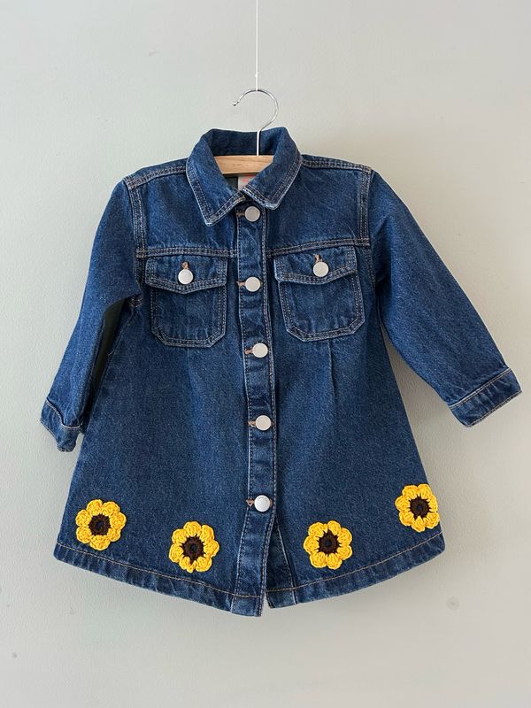 Jurkje A-model van donkere spijkerstof met gehaakte zonnebloemetjes, maat 80