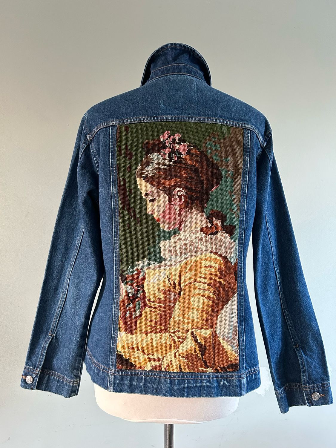 Spijkerjack blauw denim met borduurwerk lezende dame op het rugpand